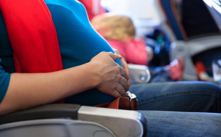 Kas jāzina grūtniecēm un jaunajām māmiņām par lidošanu un ceļošanu ar jaundzimušajiem
