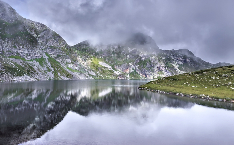 Akmens stabi, arkas, kalni, aizas, alas, maģiskie ezeri - apbrīnojamā Bulgārija
