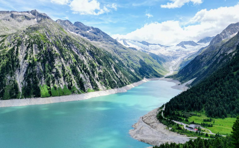 Alpu kalnos pie trīs valstu robežām (Austrija, Itālija, Šveice)