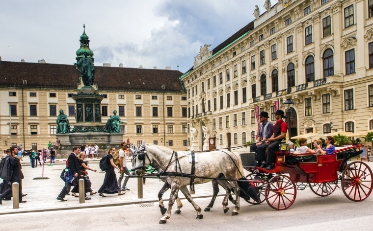 Bratislava, Vīne un Budapešta